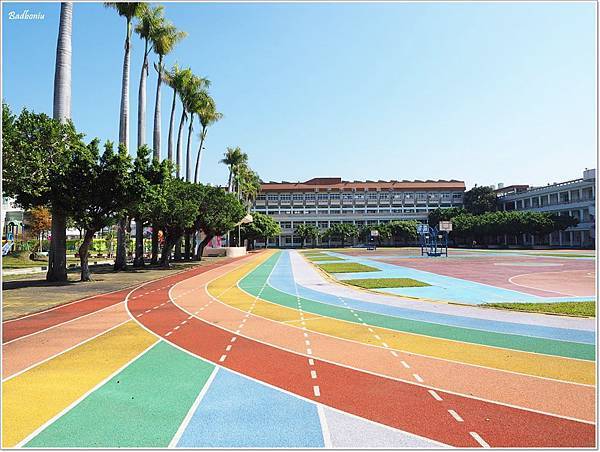 內新國小,內新國小 彩虹跑道,台中 內新國小,台中 內新國小 彩虹跑道,台中 彩虹跑道,台中 溜小孩,台中 特色小學,台中 親子景點,台中 親子行程,大里 內新國小,大里 彩虹跑道,特色小學 @壞波妞の旅行食踨