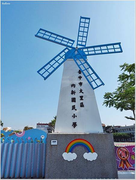 內新國小,內新國小 彩虹跑道,台中 內新國小,台中 內新國小 彩虹跑道,台中 彩虹跑道,台中 溜小孩,台中 特色小學,台中 親子景點,台中 親子行程,大里 內新國小,大里 彩虹跑道,特色小學 @壞波妞の旅行食踨
