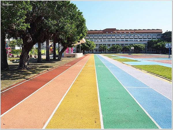 內新國小,內新國小 彩虹跑道,台中 內新國小,台中 內新國小 彩虹跑道,台中 彩虹跑道,台中 溜小孩,台中 特色小學,台中 親子景點,台中 親子行程,大里 內新國小,大里 彩虹跑道,特色小學 @壞波妞の旅行食踨