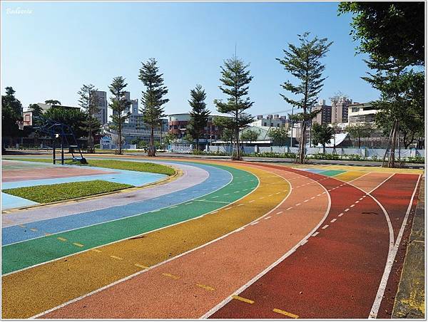 內新國小,內新國小 彩虹跑道,台中 內新國小,台中 內新國小 彩虹跑道,台中 彩虹跑道,台中 溜小孩,台中 特色小學,台中 親子景點,台中 親子行程,大里 內新國小,大里 彩虹跑道,特色小學 @壞波妞の旅行食踨