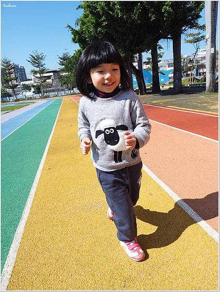 內新國小,內新國小 彩虹跑道,台中 內新國小,台中 內新國小 彩虹跑道,台中 彩虹跑道,台中 溜小孩,台中 特色小學,台中 親子景點,台中 親子行程,大里 內新國小,大里 彩虹跑道,特色小學 @壞波妞の旅行食踨