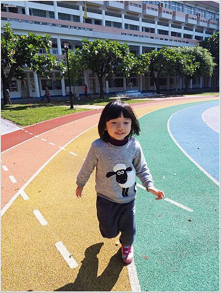內新國小,內新國小 彩虹跑道,台中 內新國小,台中 內新國小 彩虹跑道,台中 彩虹跑道,台中 溜小孩,台中 特色小學,台中 親子景點,台中 親子行程,大里 內新國小,大里 彩虹跑道,特色小學 @壞波妞の旅行食踨