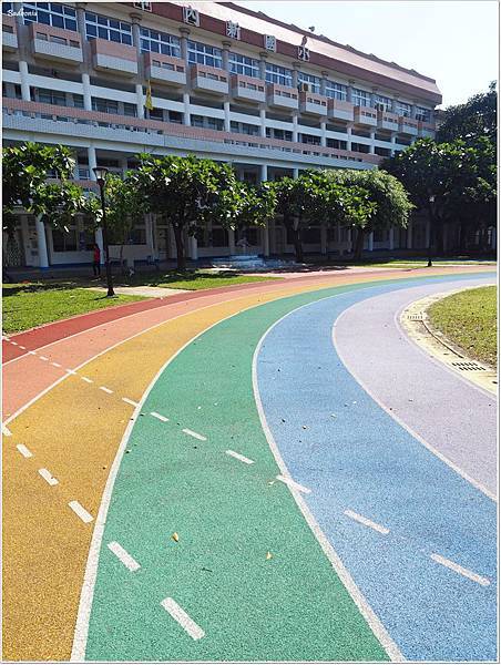 內新國小,內新國小 彩虹跑道,台中 內新國小,台中 內新國小 彩虹跑道,台中 彩虹跑道,台中 溜小孩,台中 特色小學,台中 親子景點,台中 親子行程,大里 內新國小,大里 彩虹跑道,特色小學 @壞波妞の旅行食踨