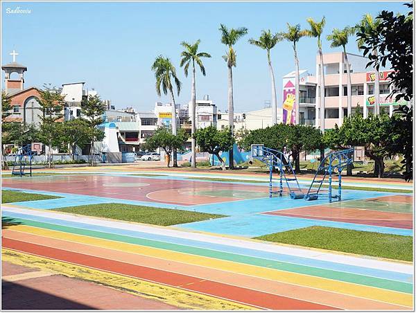 內新國小,內新國小 彩虹跑道,台中 內新國小,台中 內新國小 彩虹跑道,台中 彩虹跑道,台中 溜小孩,台中 特色小學,台中 親子景點,台中 親子行程,大里 內新國小,大里 彩虹跑道,特色小學 @壞波妞の旅行食踨