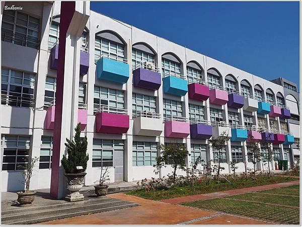 內新國小,內新國小 彩虹跑道,台中 內新國小,台中 內新國小 彩虹跑道,台中 彩虹跑道,台中 溜小孩,台中 特色小學,台中 親子景點,台中 親子行程,大里 內新國小,大里 彩虹跑道,特色小學 @壞波妞の旅行食踨