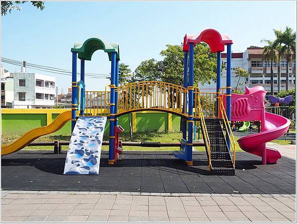 內新國小,內新國小 彩虹跑道,台中 內新國小,台中 內新國小 彩虹跑道,台中 彩虹跑道,台中 溜小孩,台中 特色小學,台中 親子景點,台中 親子行程,大里 內新國小,大里 彩虹跑道,特色小學 @壞波妞の旅行食踨