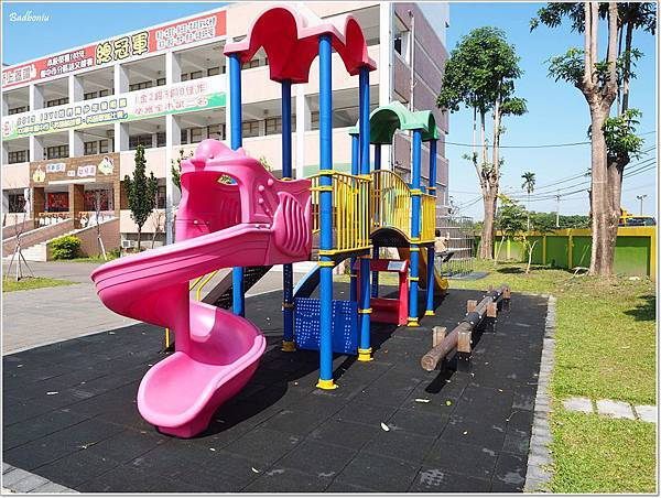 內新國小,內新國小 彩虹跑道,台中 內新國小,台中 內新國小 彩虹跑道,台中 彩虹跑道,台中 溜小孩,台中 特色小學,台中 親子景點,台中 親子行程,大里 內新國小,大里 彩虹跑道,特色小學 @壞波妞の旅行食踨